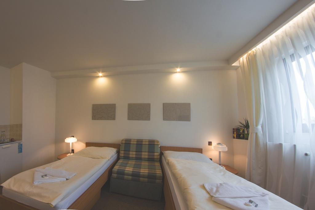 Hotel Wolf Прага Екстер'єр фото