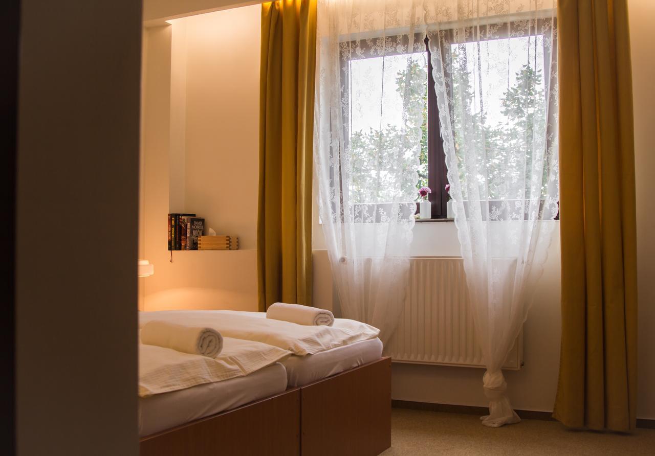Hotel Wolf Прага Екстер'єр фото