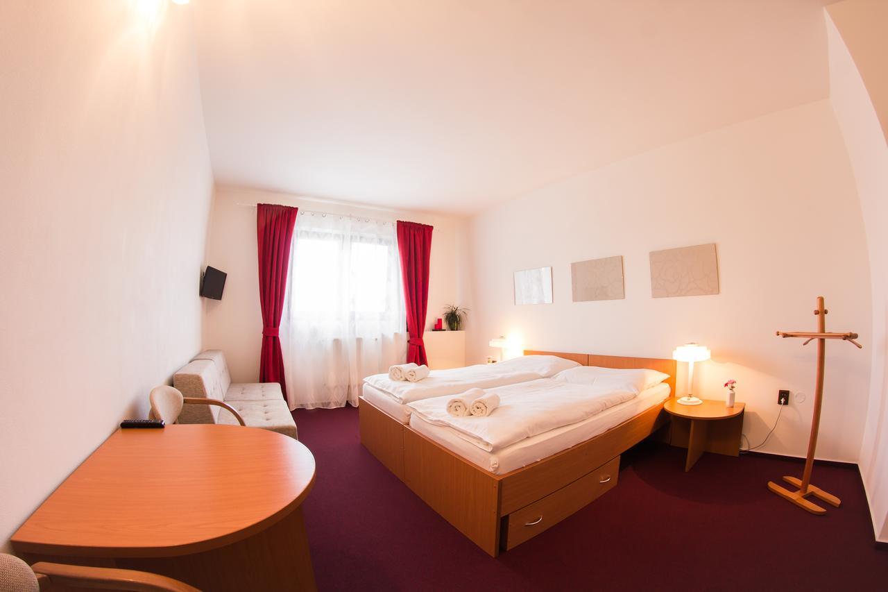 Hotel Wolf Прага Екстер'єр фото