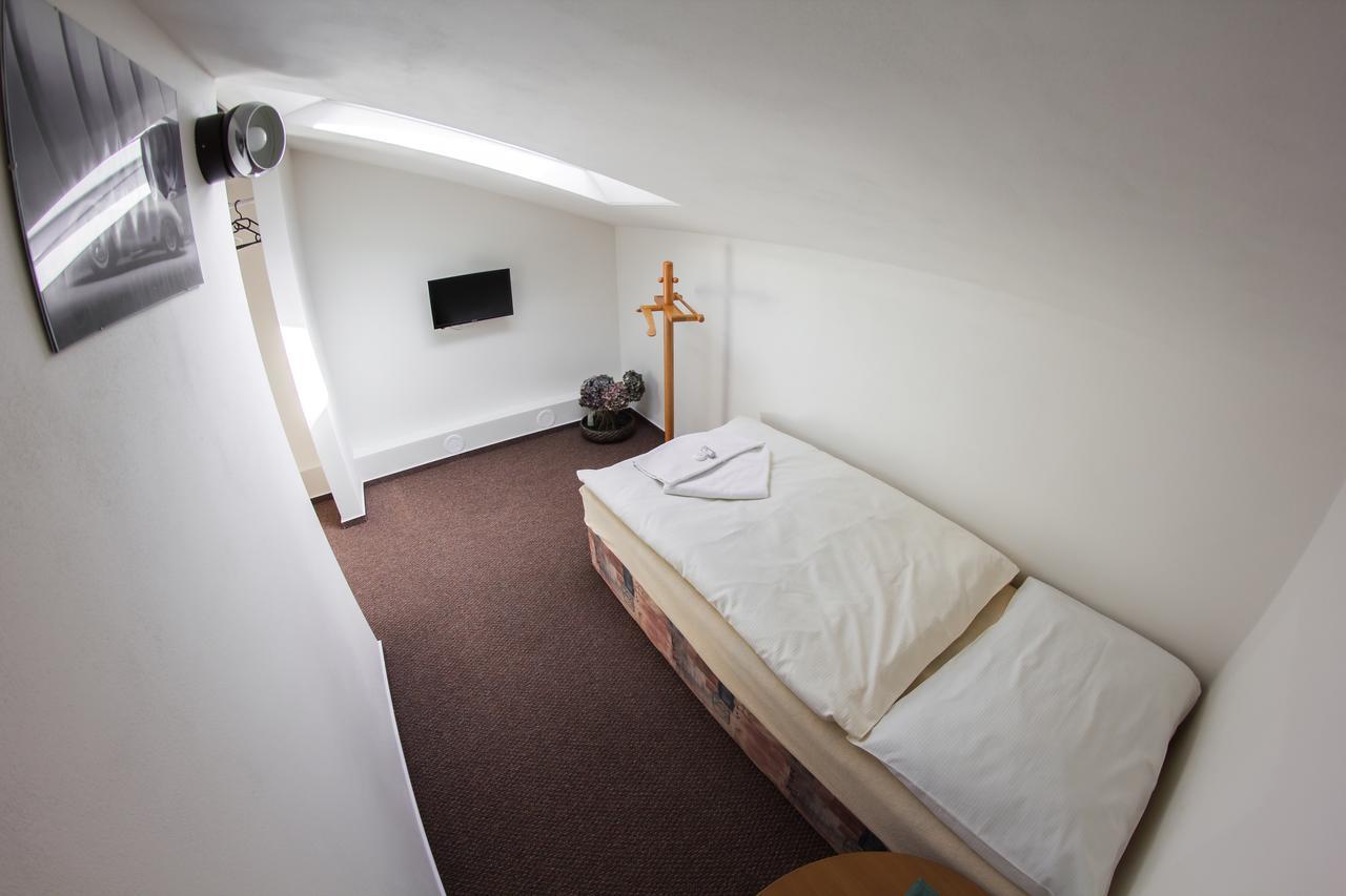 Hotel Wolf Прага Екстер'єр фото