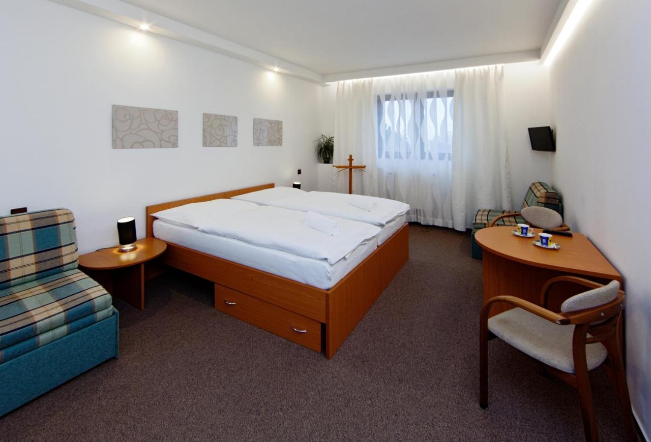 Hotel Wolf Прага Екстер'єр фото