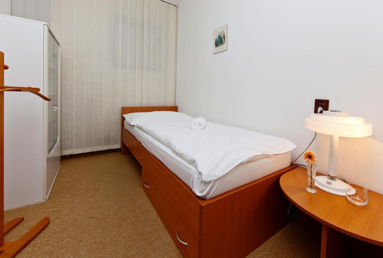 Hotel Wolf Прага Екстер'єр фото