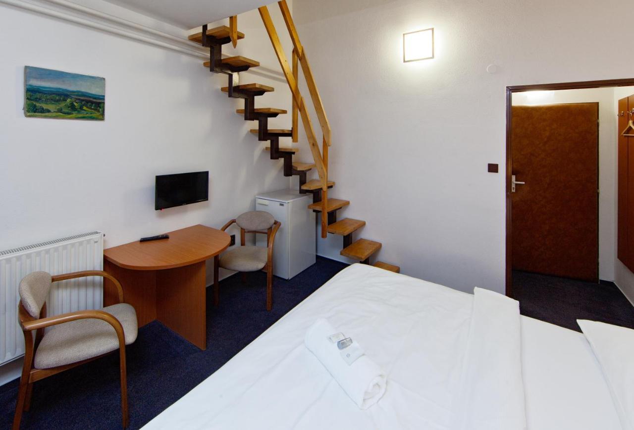 Hotel Wolf Прага Екстер'єр фото